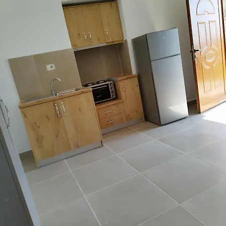 Leonora's Appartement Qeparo