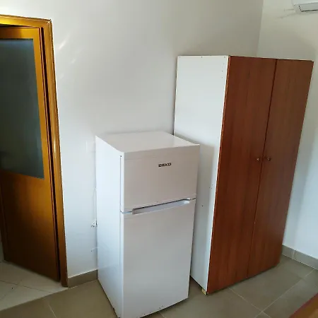 Leonora's * Qeparo