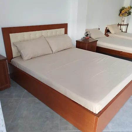 Leonora's * Qeparo