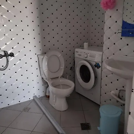 Leonora's Appartement Qeparo
